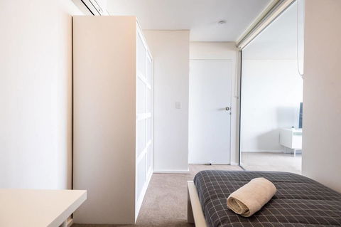 Modern 2 Bedroom+WIFI/Netflix/Parking+Great Views! - Holiday Cairns 31