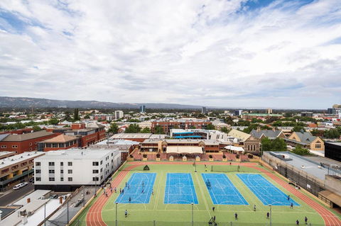 Modern 2 Bedroom+WIFI/Netflix/Parking+Great Views! - Holiday Cairns 24