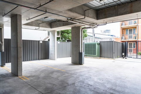 Modern 2 Bedroom+WIFI/Netflix/Parking+Great Views! - Holiday Cairns 17