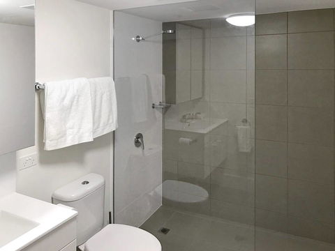 Modern 2 Bedroom+WIFI/Netflix/Parking+Great Views! - Holiday Cairns 43