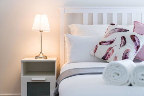 Modern 2 Bedroom+WIFI/Netflix/Parking+Great Views! - Holiday Cairns 18