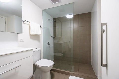 Modern 2 Bedroom+WIFI/Netflix/Parking+Great Views! - Holiday Cairns 22