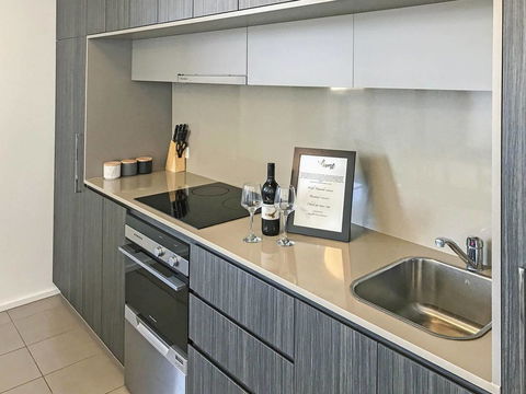 Modern 2 Bedroom+WIFI/Netflix/Parking+Great Views! - Holiday Cairns 37