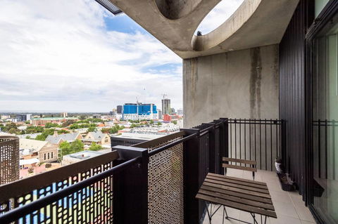 Modern 2 Bedroom+WIFI/Netflix/Parking+Great Views! - Holiday Cairns 20