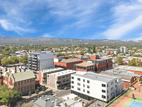 Modern 2 Bedroom+WIFI/Netflix/Parking+Great Views! - Holiday Cairns 34