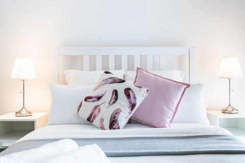 Modern 2 Bedroom+WIFI/Netflix/Parking+Great Views! - Holiday Cairns 1