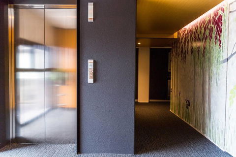 Modern 2 Bedroom+WIFI/Netflix/Parking+Great Views! - Holiday Cairns 32