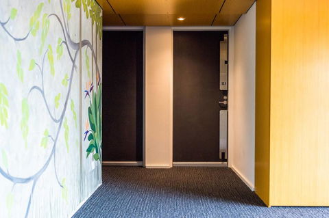 Modern 2 Bedroom+WIFI/Netflix/Parking+Great Views! - Holiday Cairns 14