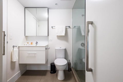 Modern 2 Bedroom+WIFI/Netflix/Parking+Great Views! - Holiday Cairns 27