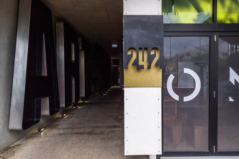 Modern 2 Bedroom+WIFI/Netflix/Parking+Great Views! - Holiday Cairns 8