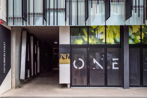 Modern 2 Bedroom+WIFI/Netflix/Parking+Great Views! - Holiday Cairns 4