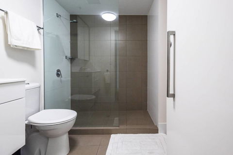 Modern 2 Bedroom+WIFI/Netflix/Parking+Great Views! - Holiday Cairns 26