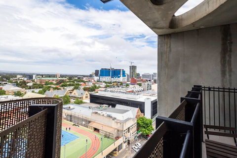 Modern 2 Bedroom+WIFI/Netflix/Parking+Great Views! - Holiday Cairns 7