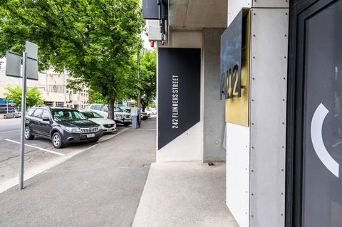 Modern 2 Bedroom+WIFI/Netflix/Parking+Great Views! - Holiday Cairns 21