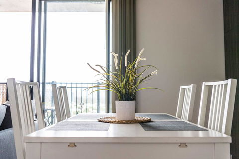 Modern 2 Bedroom+WIFI/Netflix/Parking+Great Views! - Holiday Cairns 30