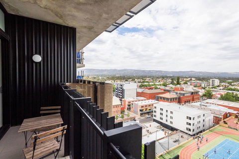 Modern 2 Bedroom+WIFI/Netflix/Parking+Great Views! - Holiday Cairns 12