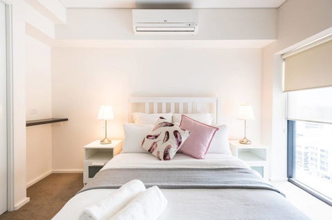 Modern 2 Bedroom+WIFI/Netflix/Parking+Great Views! - Holiday Cairns 28