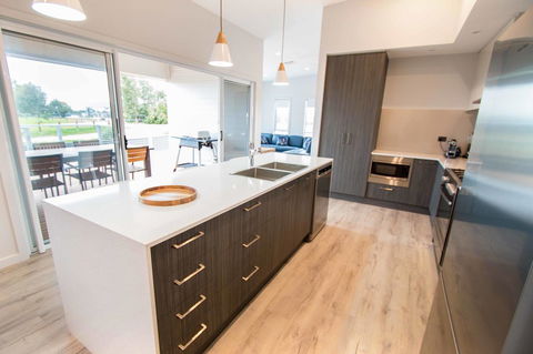 Wellington Lake Retreat - Holiday Cairns 3