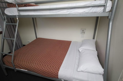 Perth City Backpackers Hostel - Note - Valid Passport Required To Check In - Holiday Cairns 1
