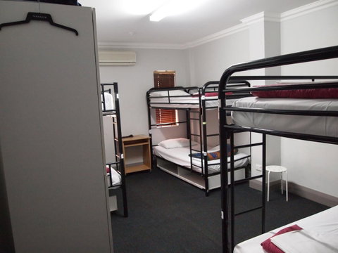 The Emperors Crown Hostel - Holiday Cairns 4