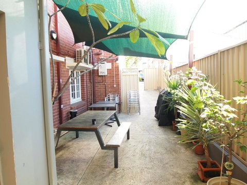 The Emperors Crown Hostel - Holiday Cairns 17