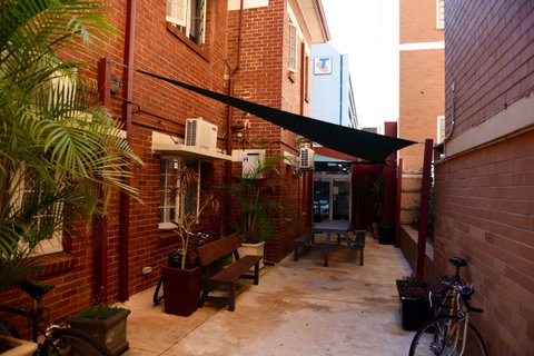 The Emperors Crown Hostel - Holiday Cairns 10