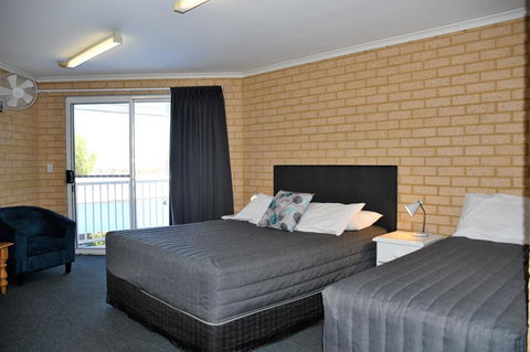 Kalbarri Seafront Villas - Holiday Cairns 11