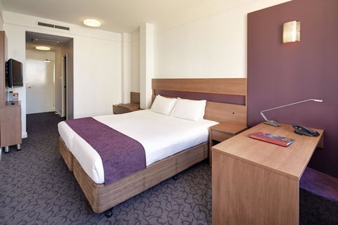 Quality Hotel Ambassador Perth - Holiday Cairns 4