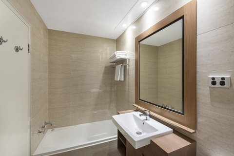 Quality Hotel Ambassador Perth - Holiday Cairns 13