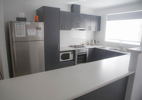 FortyTwo - Oceanside Retreat Busselton - Holiday Cairns 42