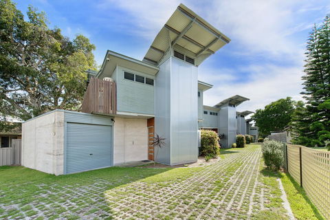 Crescent Head Spa Villa - Holiday Cairns 0