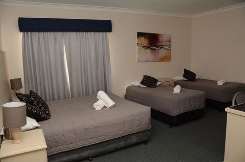 Ben Chifley Motor Inn - Holiday Cairns 16