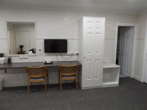 Ben Chifley Motor Inn - Holiday Cairns 6