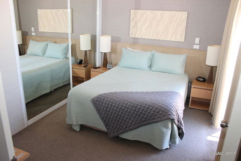 Mollymook Cove Apartments - Holiday Cairns 33