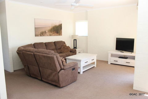 Mollymook Cove Apartments - Holiday Cairns 9
