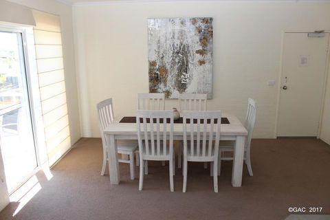 Mollymook Cove Apartments - Holiday Cairns 13