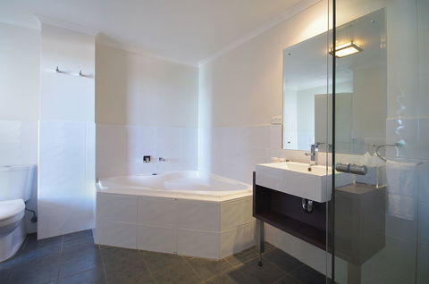 Macquarie Waters Boutique Apartment Hotel - Holiday Cairns 28