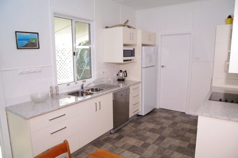 Fleur Cottage, 7 Willow Street - Holiday Cairns 7