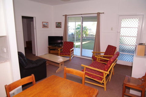 Fleur Cottage, 7 Willow Street - Holiday Cairns 0