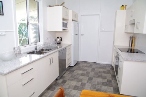 Fleur Cottage, 7 Willow Street - Holiday Cairns 3