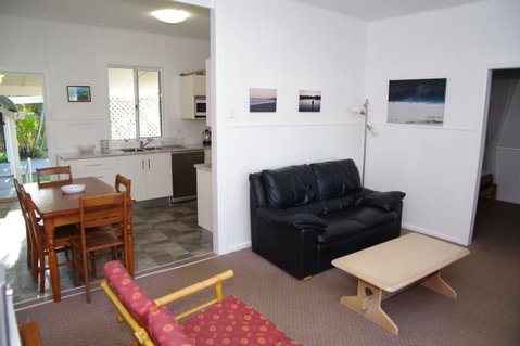 Fleur Cottage, 7 Willow Street - Holiday Cairns 5