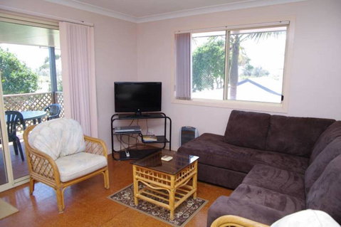 Bellhaven 2, 17 Willow Street - Holiday Cairns 1