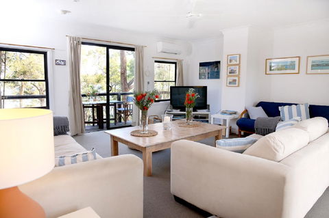 Refuge Cove On Pittwater - Holiday Cairns 5