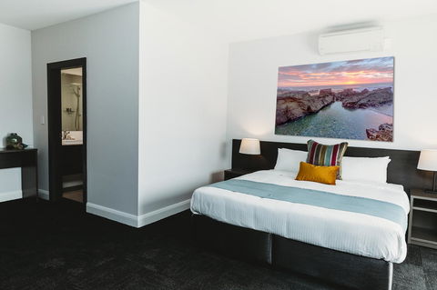 Coniston Hotel Wollongong - Holiday Cairns 2