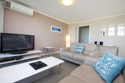 Sails Apartments - Holiday Cairns 6