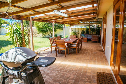 Sunbaker Pet Friendly Awards Finalist 4 Mins Walk To Culburra Beach - Holiday Cairns 0