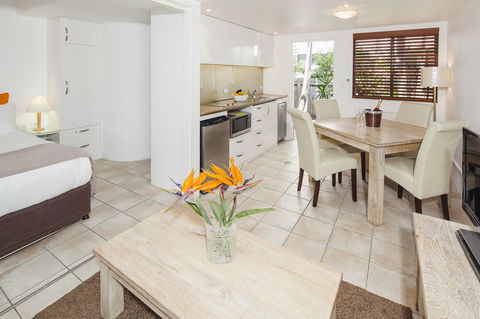 Julians Apartments - Holiday Cairns 18