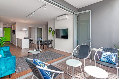 Large Light Luxe 3BDR 2BA Free Parking - Walk To Sydney Uni And RPA - Holiday Cairns 1