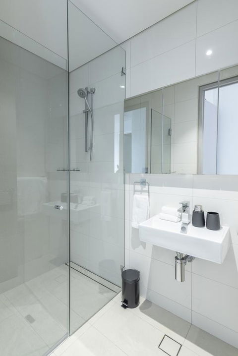 Large Light Luxe 3BDR 2BA Free Parking - Walk To Sydney Uni And RPA - Holiday Cairns 8
