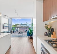 Large Light Luxe 3BDR 2BA Free Parking - walk to Sydney Uni and RPA - Holiday Cairns